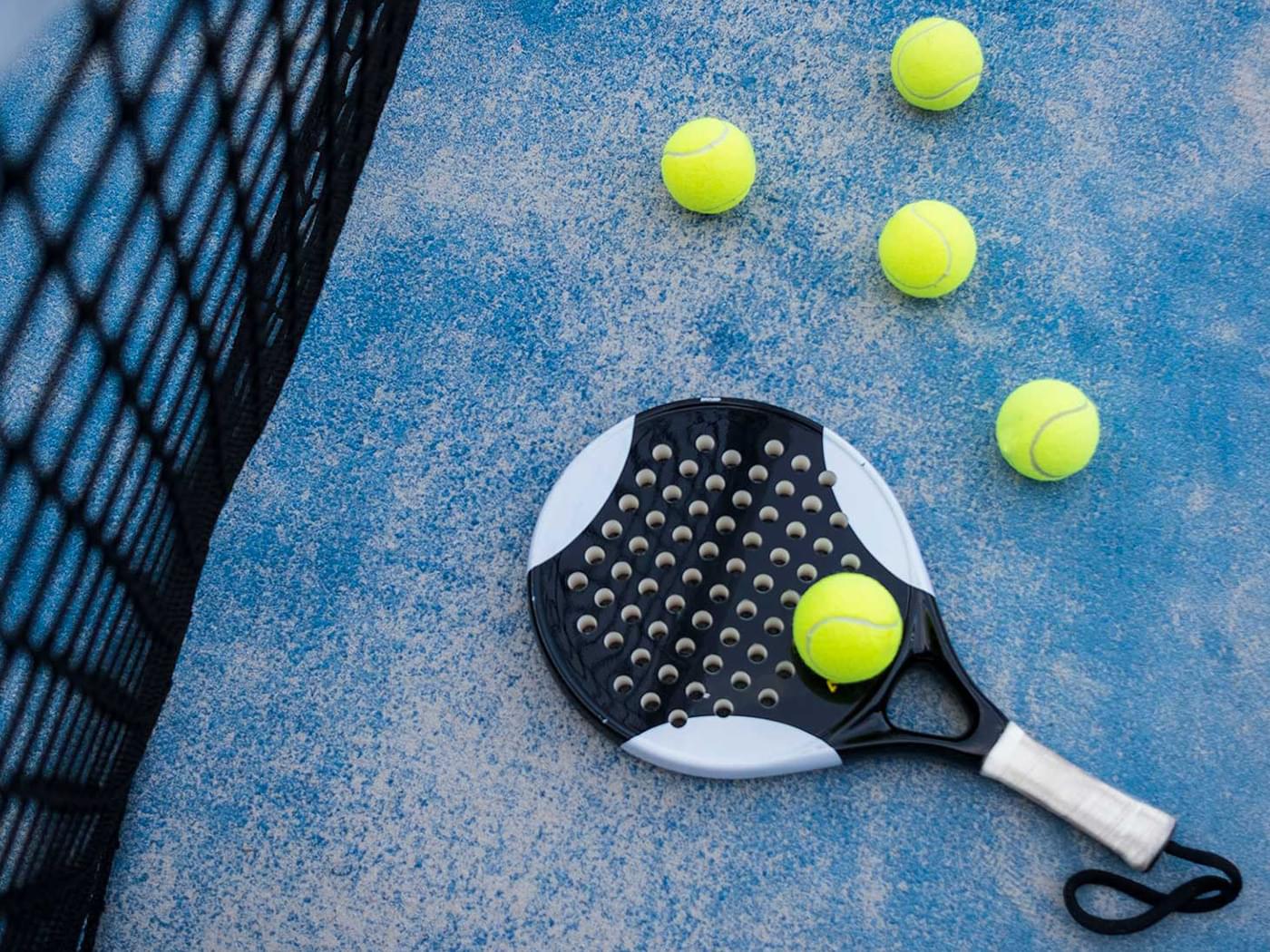 Terrain de padel intérieur — le padel se joue à quatre